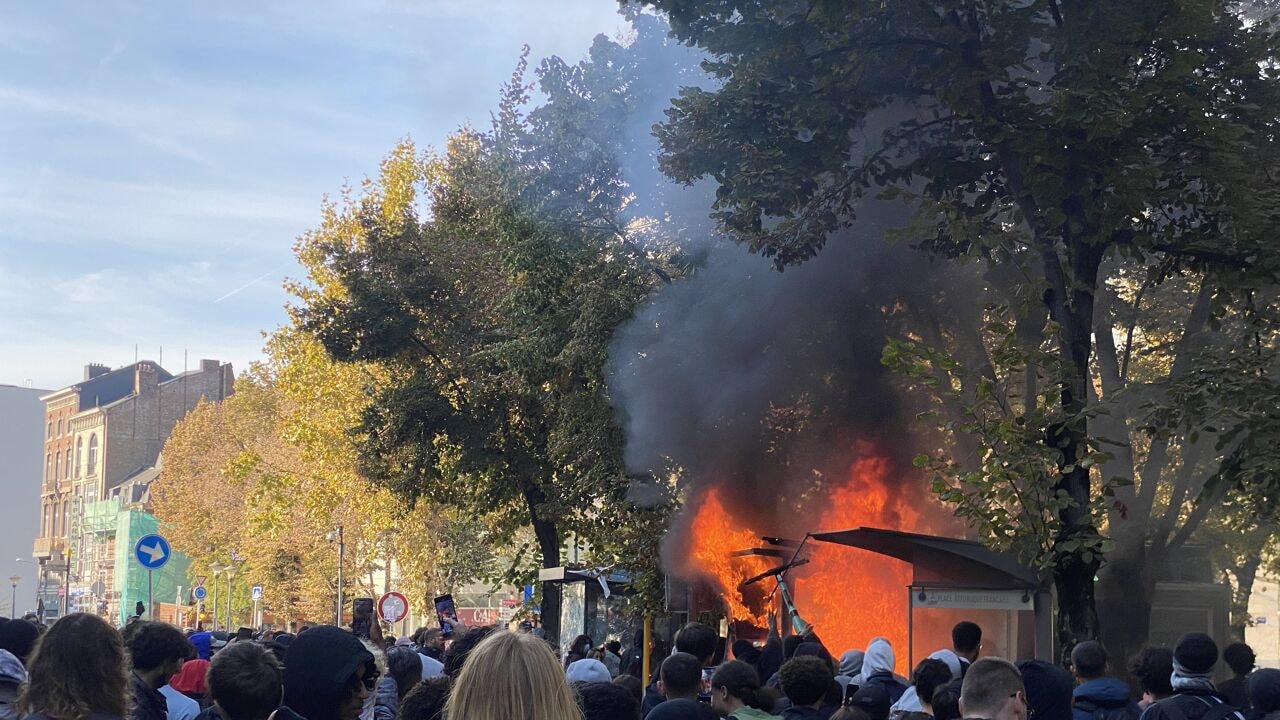 Tientallen minderjarigen opgepakt bij protesten en rellen in Wallonië, 18 agenten raken gewond in Luik