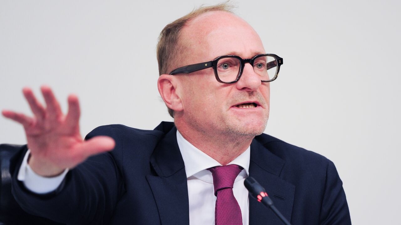 Weyts geeft blaam aan medewerker die zich in opiniestuk als homoseksuele moslim voordeed: "Ik gooi hem niet onder de bus voor 1 domme fout"