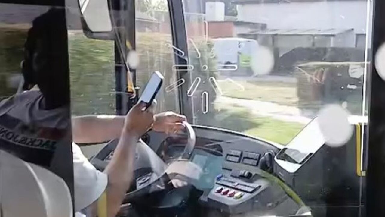 Buschauffeur De Lijn betrapt op gsm-gebruik achter het stuur tijdens leerlingenvervoer in Arendonk