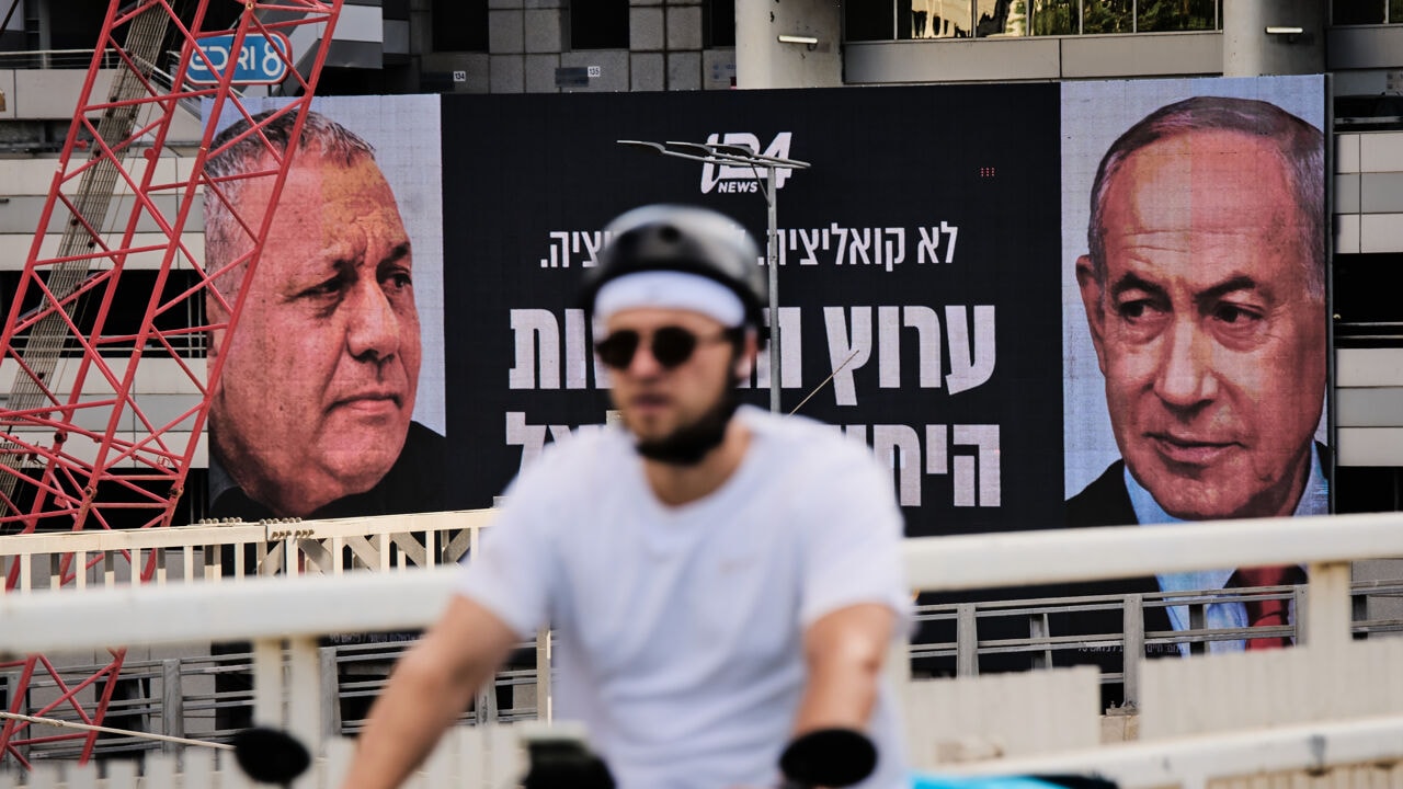 Duizenden Israëli's komen in Tel Aviv op straat tegen premier Benjamin Netanyahu, in aanloop naar verkiezingen