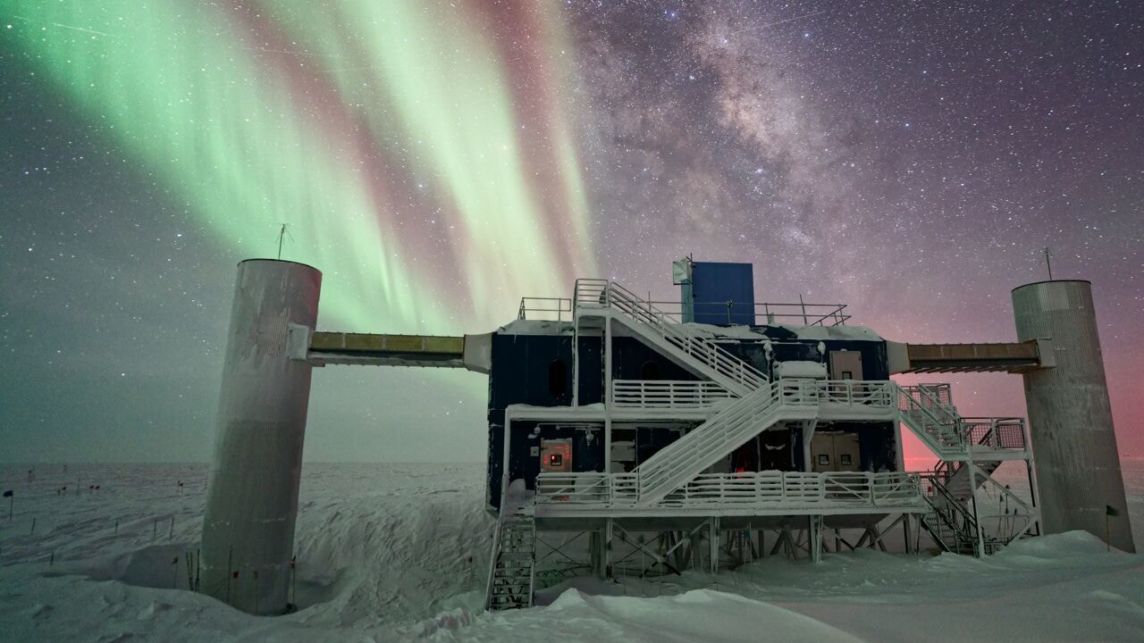 86 kabels, 5.000 lichtsensoren, 2,5 kilometer diep: dit is de IceCube, de ijstelescoop waarmee Francis Halzen 'spookdeeltjes' ontdekte
