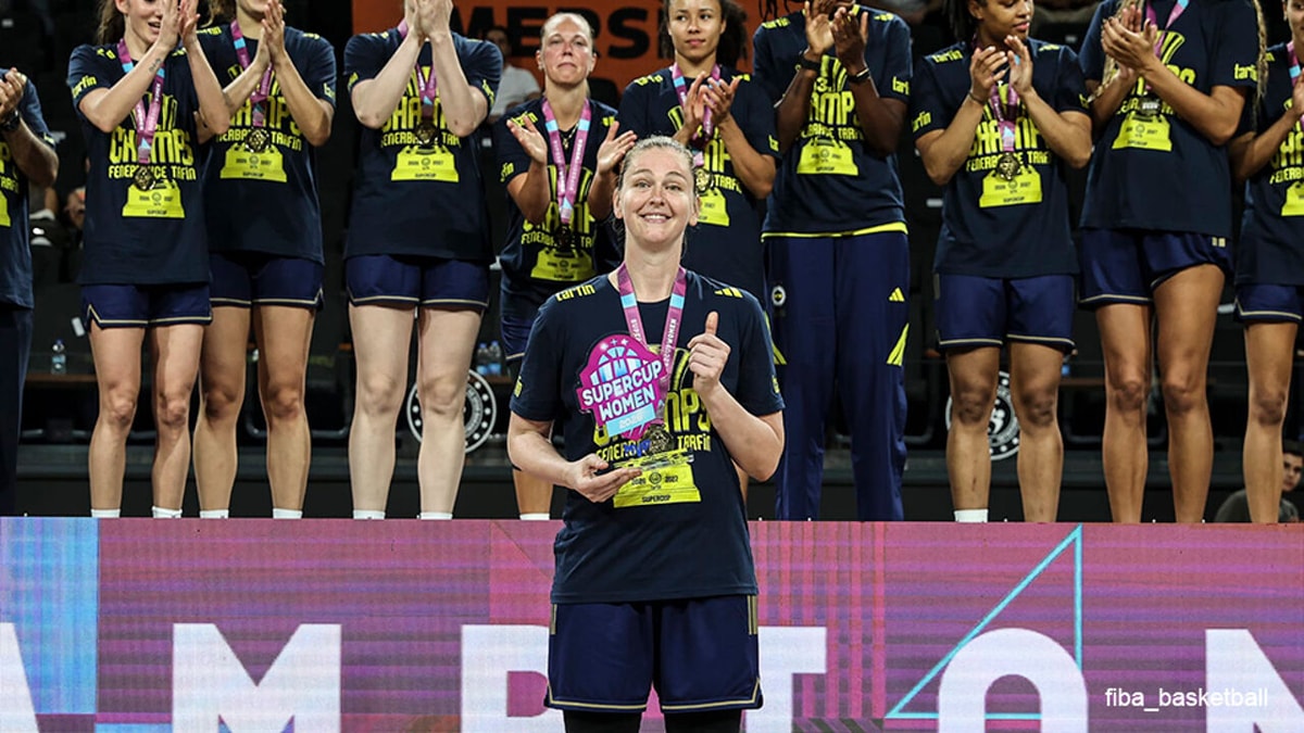 Hiaat op haar palmares weggewerkt: imponerende Emma Meesseman voor het eerst MVP van Europese Supercup