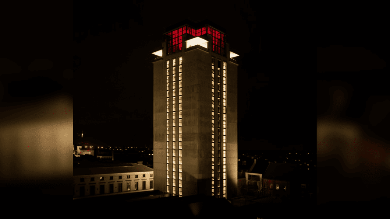 Boekentoren in Gent gaat op rood uit protest tegen Vlaamse besparingen: "Laat het licht aan!"