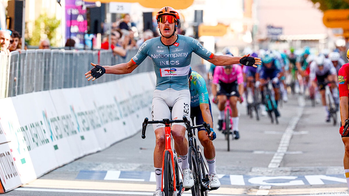 Dorian Godon slalomt voorbij de valpartijen in chaotische slotkilometer van de Gran Piemonte