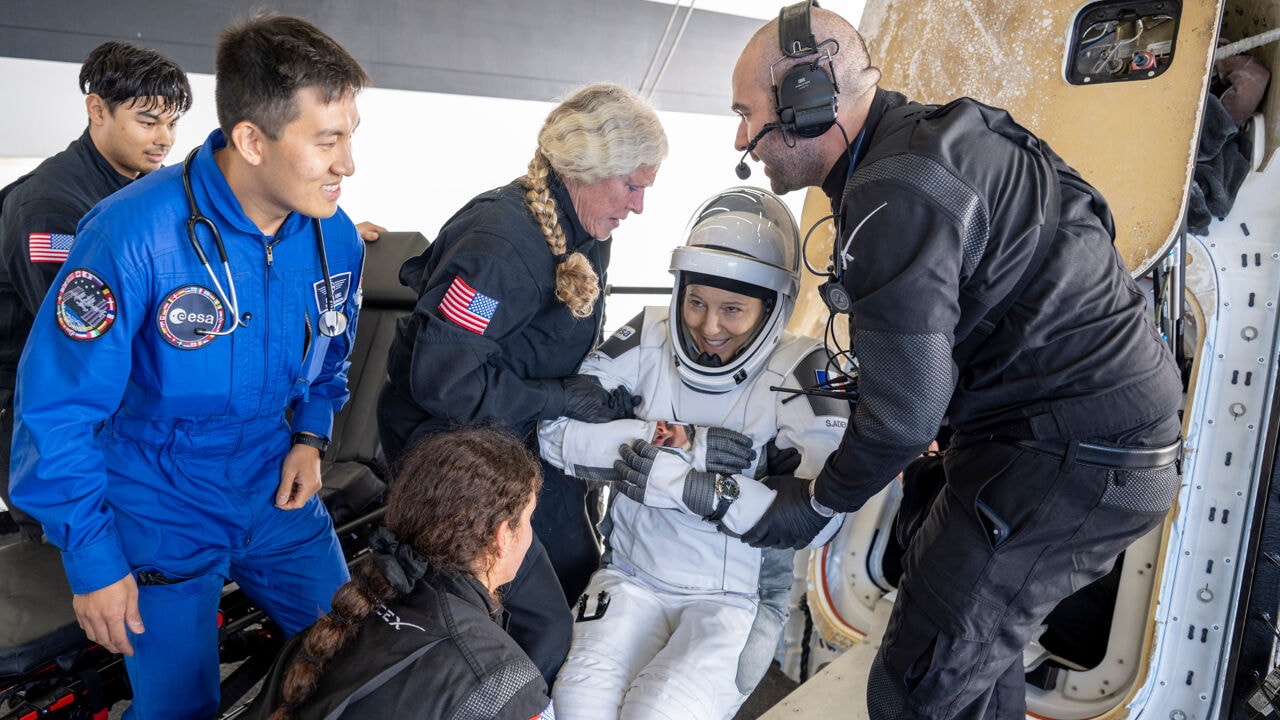 Franse astronaute Sophie Adenot na recordverblijf van 237 dagen in de ruimte terug op aarde