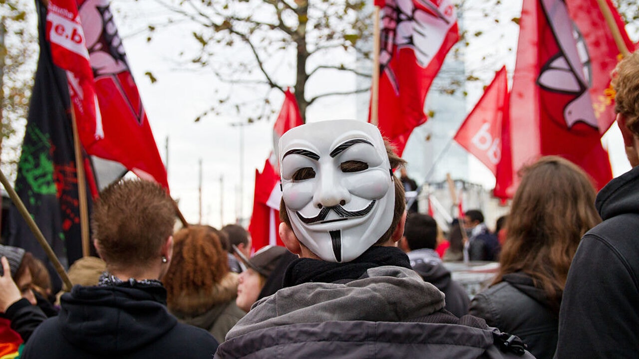 Volgens minister Quintin zit Antifa achter rellen in Luik, maar wat is dat eigenlijk?