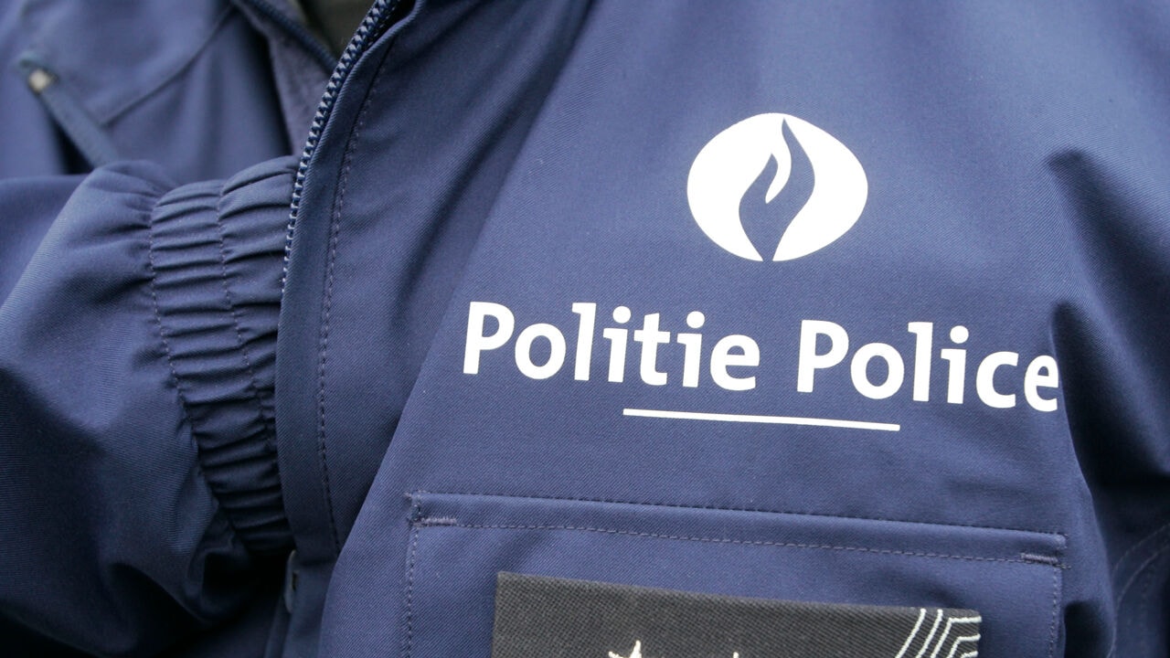 Bestelwagen rijdt in op politie langs E40 in Heverlee: agent schiet op banden