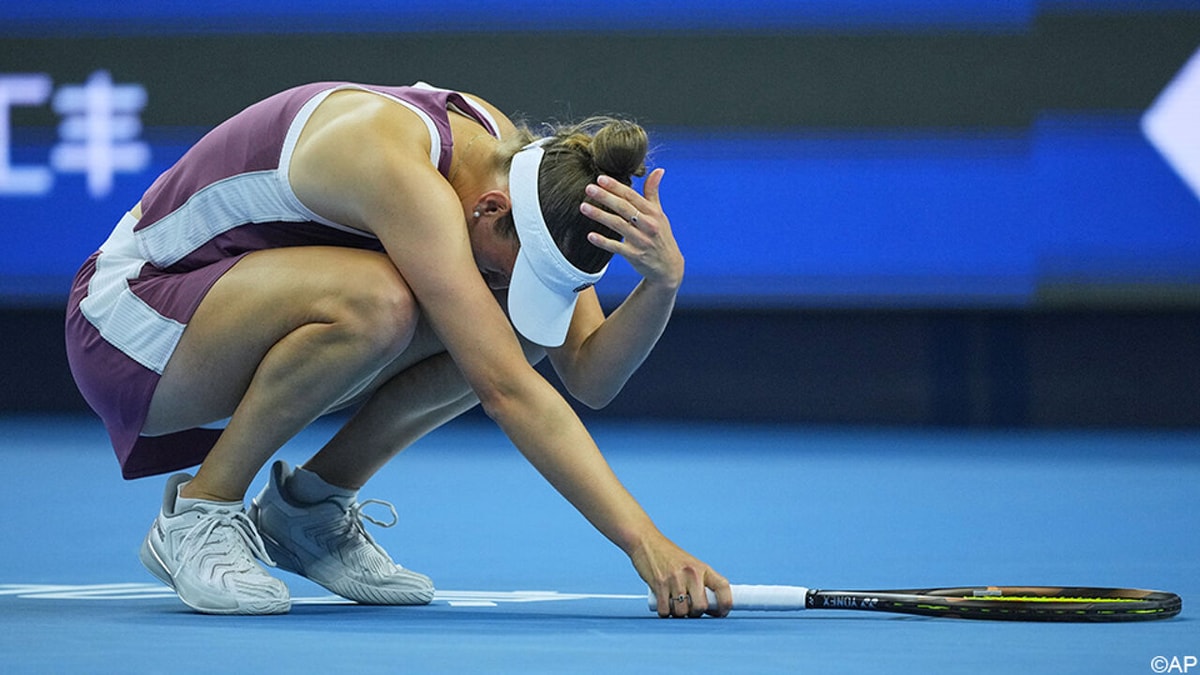 Sterke thuisspeelster Zheng Qinwen houdt Elise Mertens uit finale in WTA 1000 van Peking