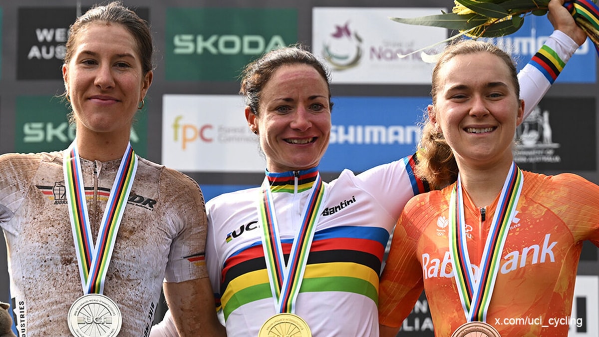 Ook op haar 39e kan ze het nog: Marianne Vos dwingt Duitse concurrente in de fout en knalt solo naar nieuwe wereldtitel gravel