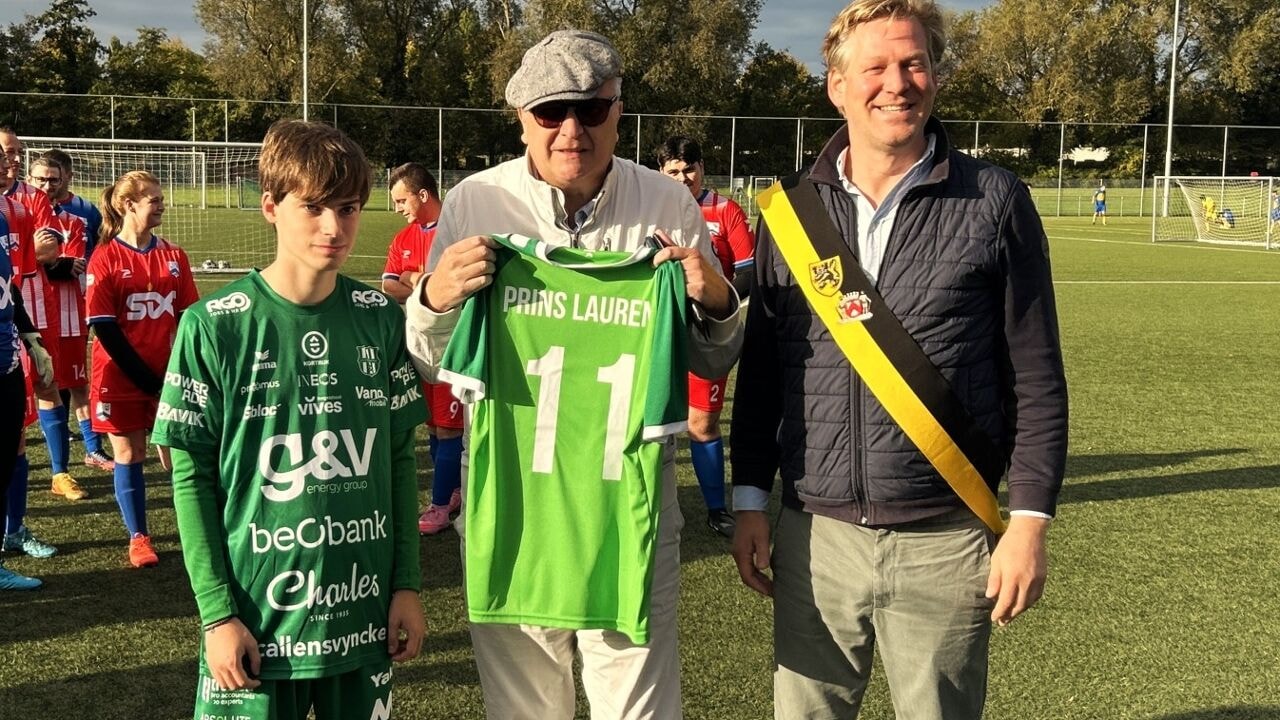 Prins Laurent geeft aftrap bij G-voetbalclub Kortrijk: "Ik ben niet meer zo soepel, misschien is dat wel mijn beperking"