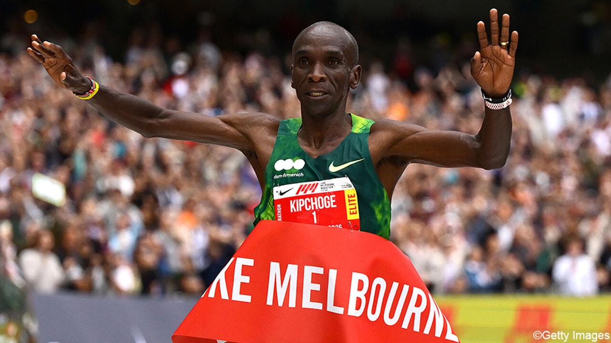 Niemand liep er ooit sneller: dankzij recordtijd in Melbourne wint Kipchoge na 3 jaar nog eens marathon