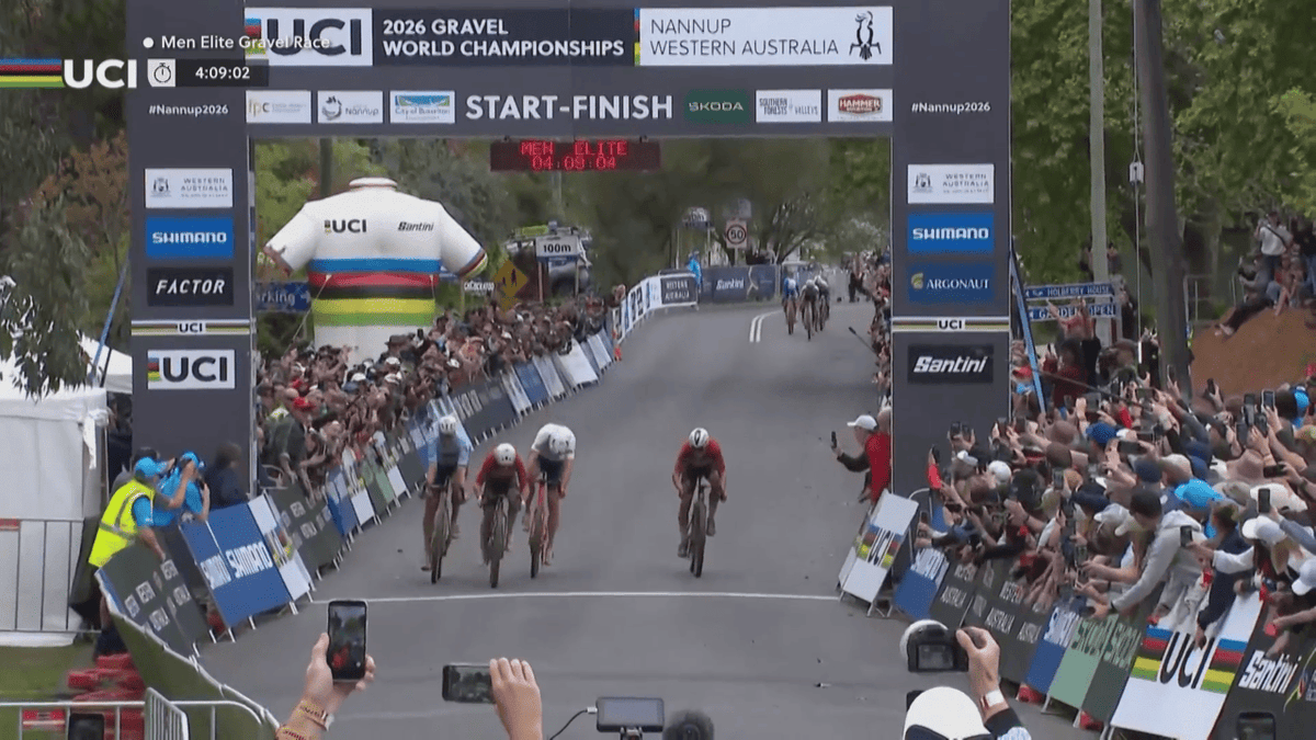 Net geen tweede wereldtitel gravel op een rij: Florian Vermeersch vloekt in razende sprint als runner-up achter Deen Bak Klaris