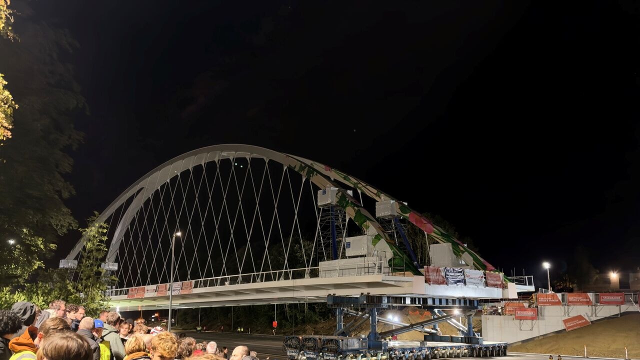 Boogbrug van 4.000 ton over E40 in Bertem op zijn plaats gereden: 2.000 toeschouwers zien "technisch huzarenstuk"