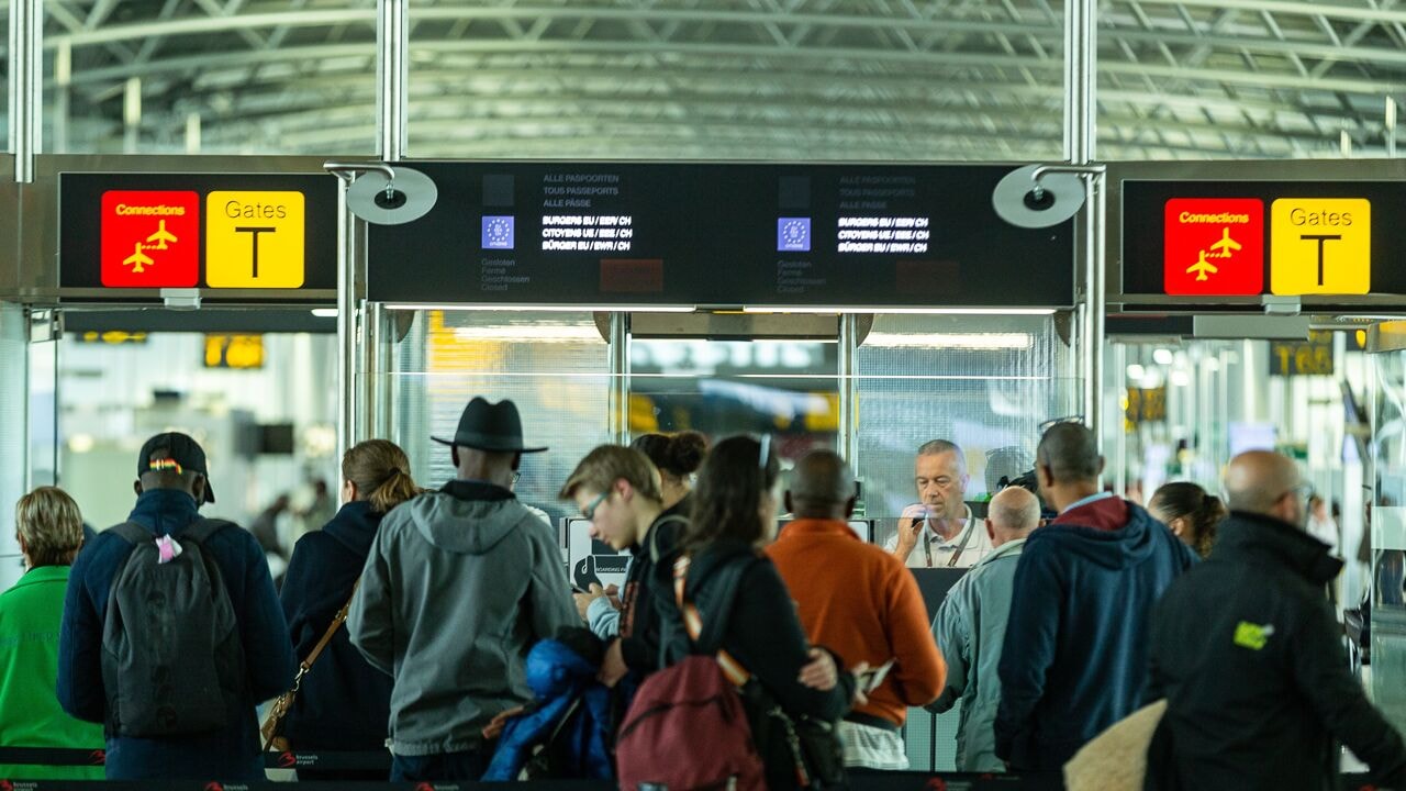 Eurocommissaris wil lange wachtrijen op Brussels Airport vóór Kerstmis opgelost zien
