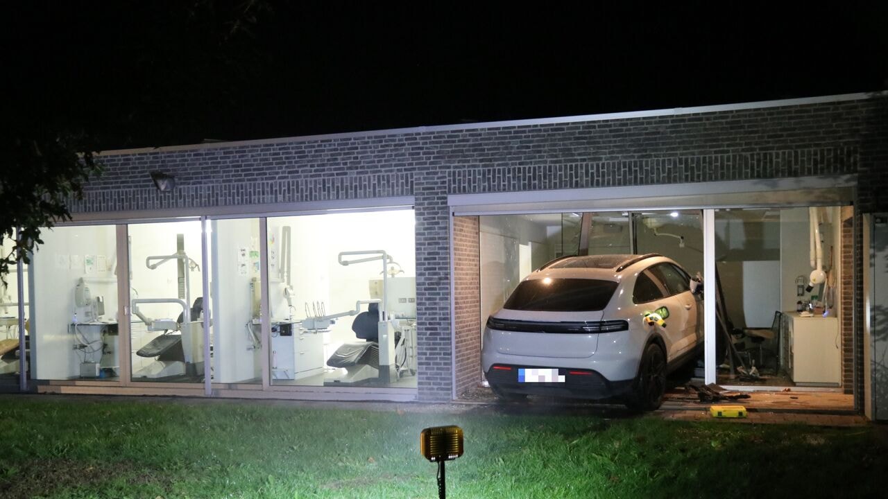 Ontslagen tandarts rijdt met nieuwe Porsche 2 keer tandartspraktijk in Stekene binnen, veel schade
