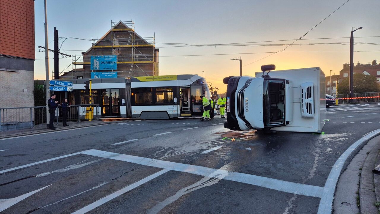 Verkeerschaos in Gent: vrachtwagen rijdt in op tram en kantelt op kruispunt