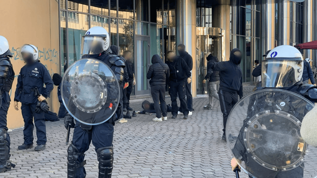 10-tal gerechtelijke arrestaties: Brusselse politie botst opnieuw met rellende jongeren aan Brussel-Zuid