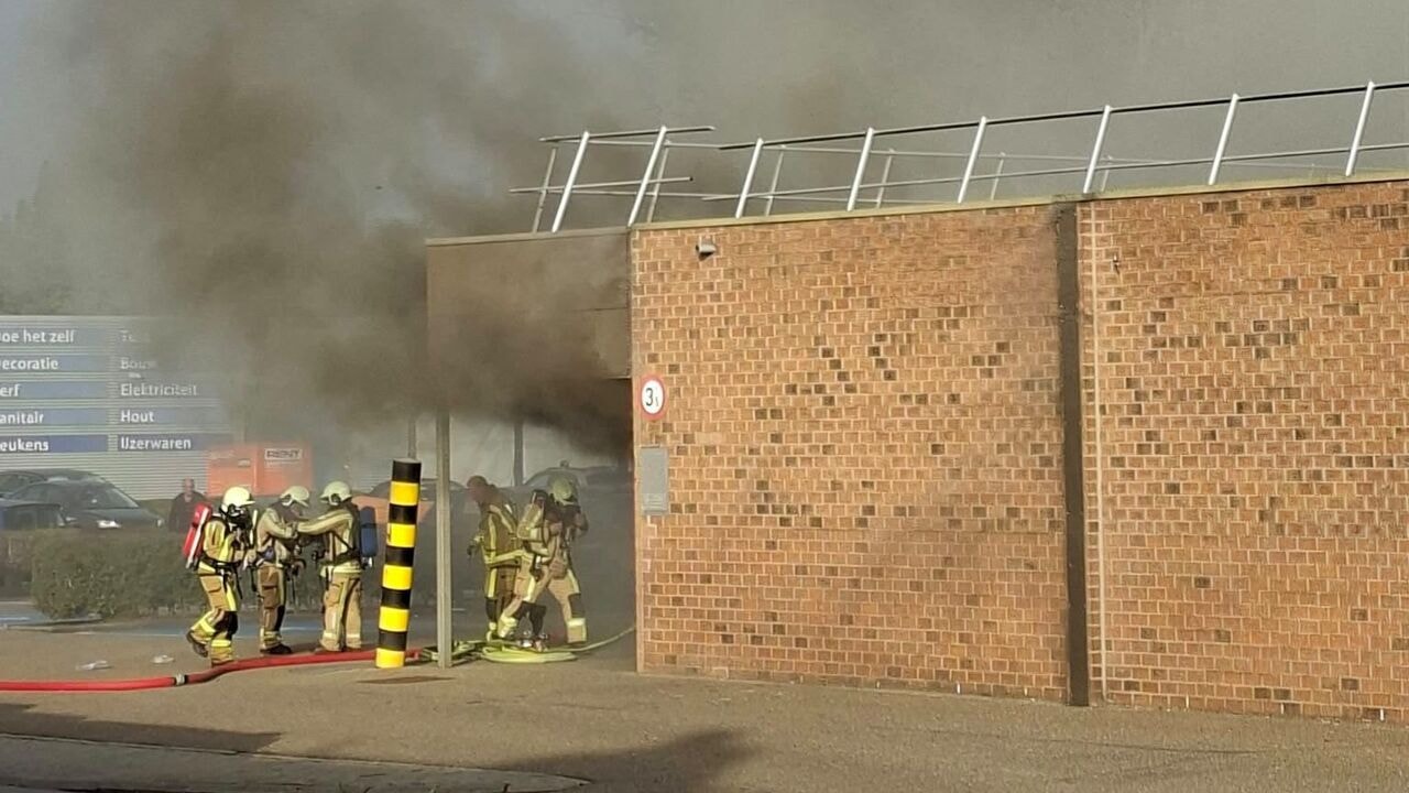 Brand in Aldi-supermarkt in Tienen, brandweer rukt massaal uit