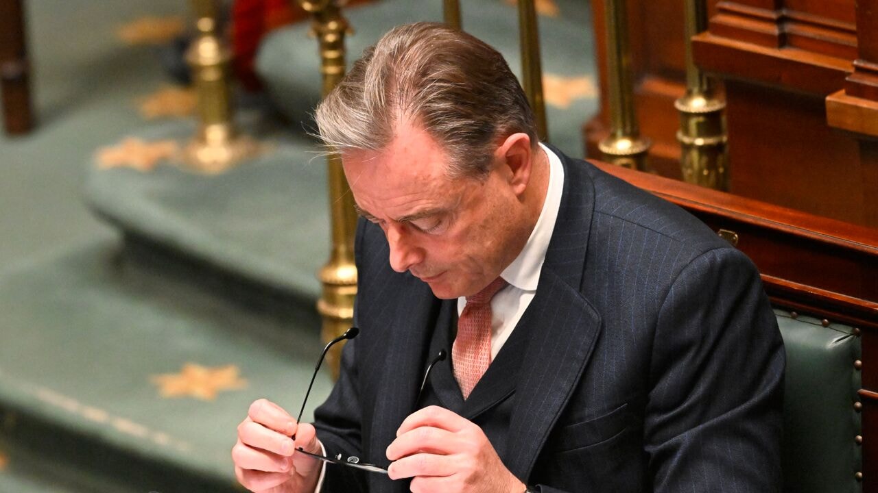 Deze regeringscrisis is "gigantische déjà vu" van vorig jaar: "De Wever mist de creativiteit van Dehaene"