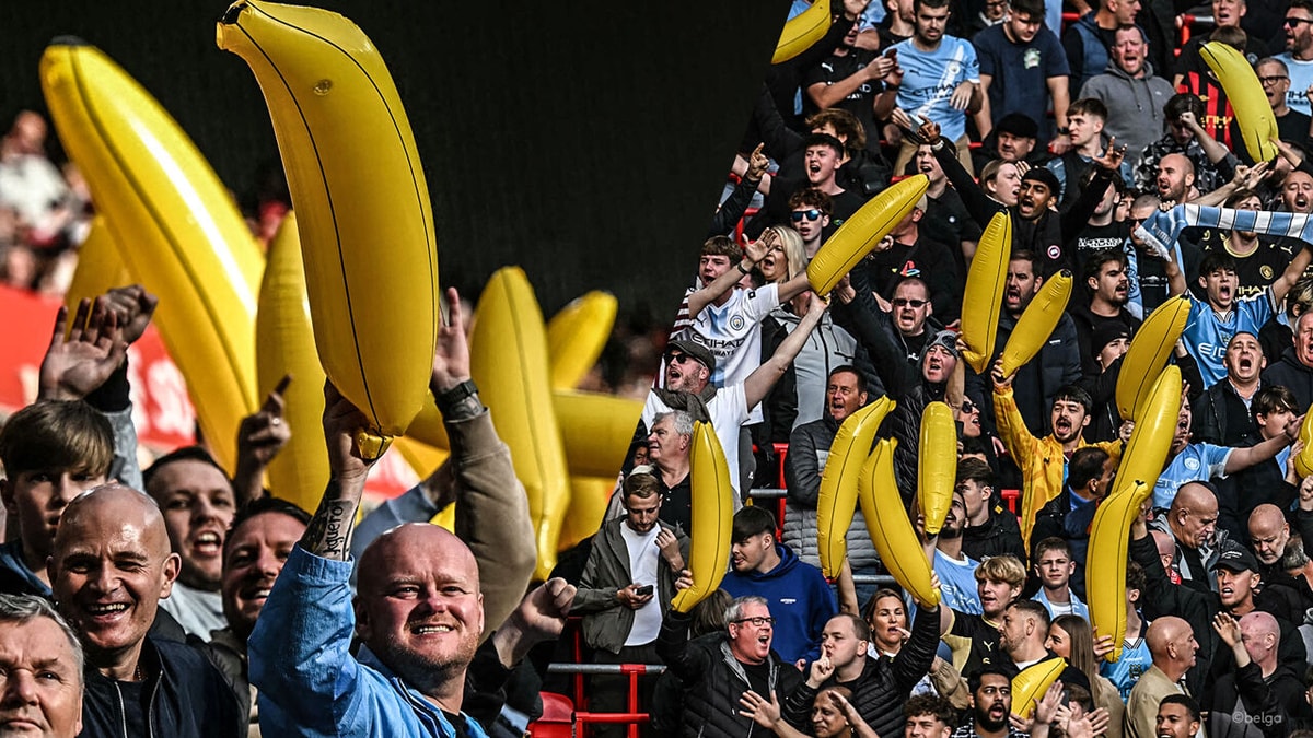 Niet zomaar een ludieke actie: waarom de City-fans op Anfield massaal opblaasbare bananen meehadden
