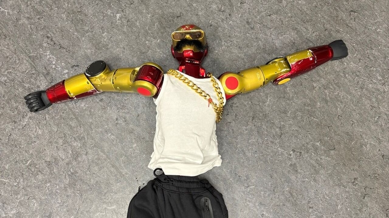 Robot betast 16-jarig meisje in Keulen, 2 tieners opgepakt