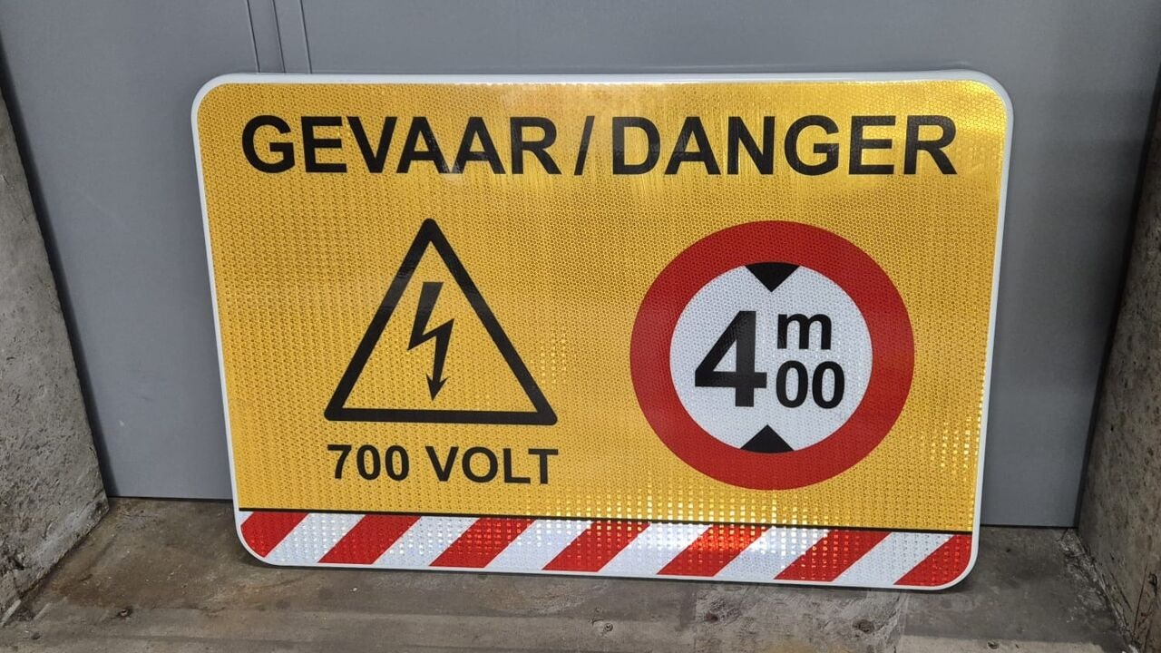 De Lijn plaatst extra waarschuwingsborden in Gent na recordaantal kabelbreuken: "Meer onvoorzichtig verkeer"