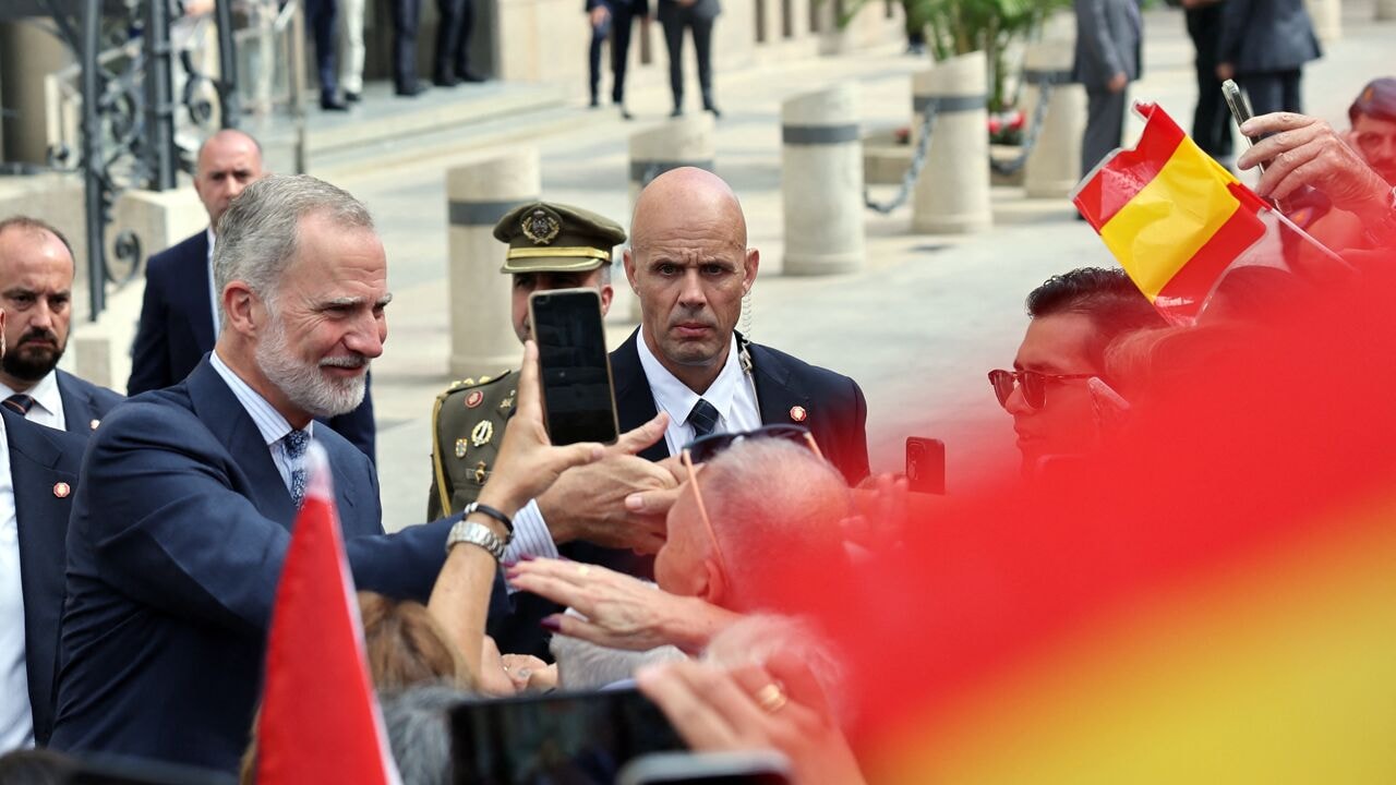 "Ceuta onlosmakelijk verbonden met Spanje", zegt koning Felipe tijdens historisch bezoek, 2 maanden na toestroom van migranten