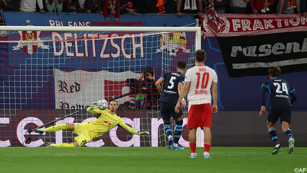 Maarten Vandevoordt is de held! Dankzij penaltysave sleept Leipzig zege uit de brand tegen PSV