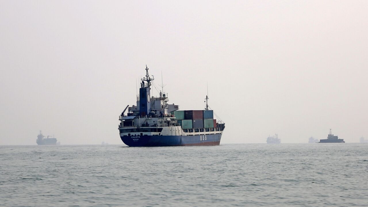 Containerschip zinkt bij Straat van Hormuz, Saudi-Arabië verplaatst tennistornooi met vedetten