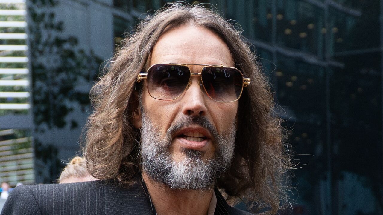 "Gewetenloos en manipulatief": zedenproces tegen Russell Brand start met scherpe uithaal van procureur