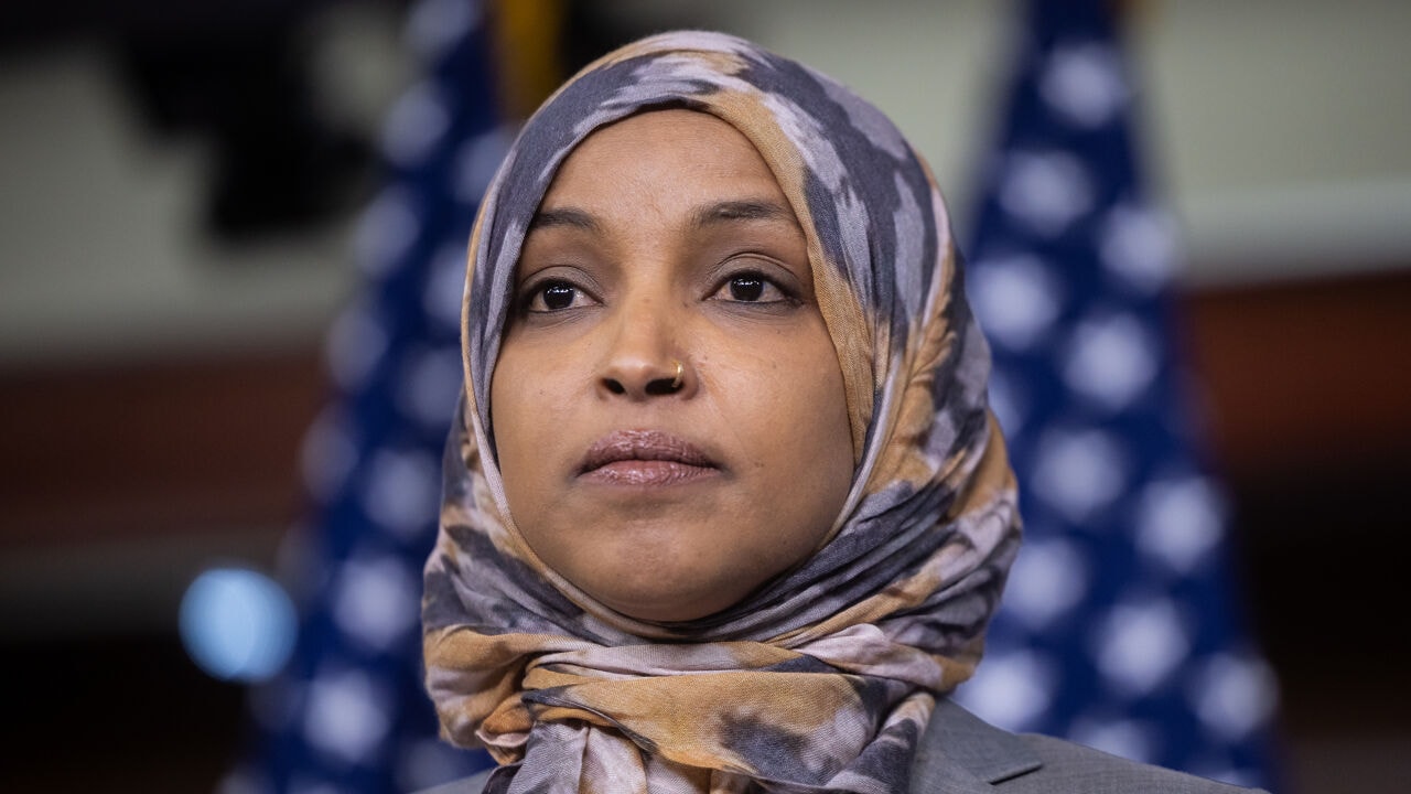 Trump noemde haar 'vuilnis', nu ligt migratiedossier onder vergrootglas: wie is Democrate Ilhan Omar?