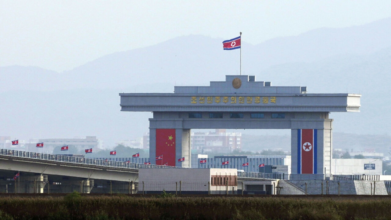 Al 12 jaar klaar, nu pas geopend: nieuwe brug tussen China en Noord-Korea