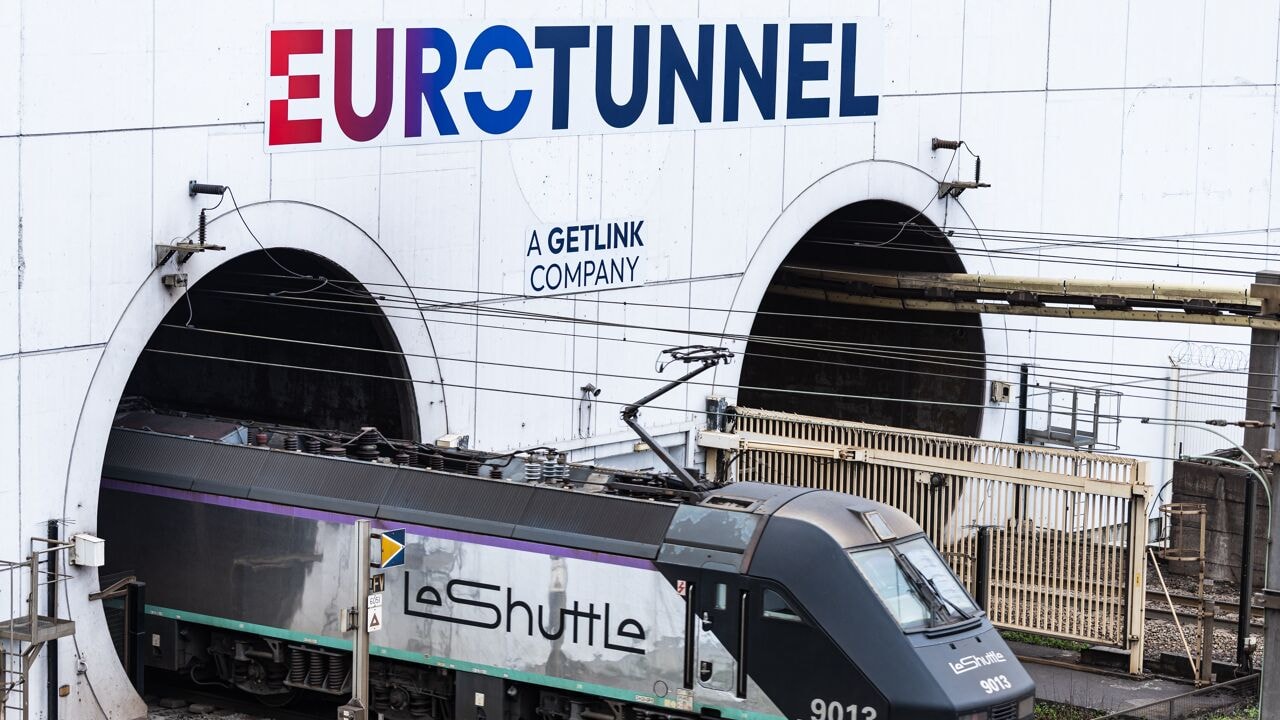 Trein rijdt minibus aan bij Kanaaltunnel in Calais: meerdere gewonden, treinverkeer dan toch niet onderbroken