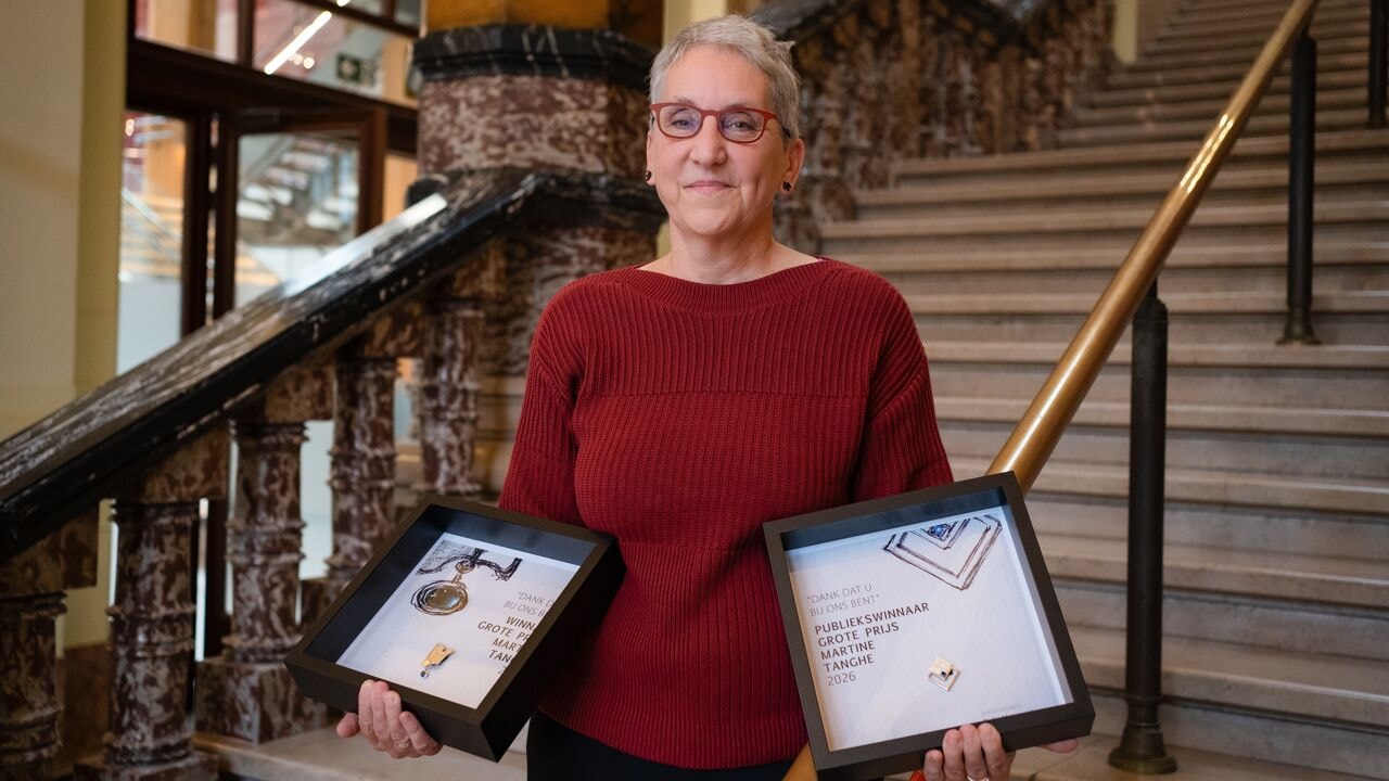 "Taal is mijn lust en mijn leven": VRT NWS-collega Kristien Bonneure wint Grote Prijs Martine Tanghe bij jury én publiek