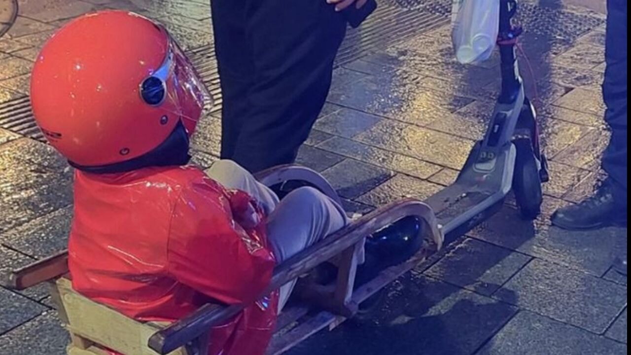 Is het een slee, skateboard of e-step? Man betrapt die kind vervoert op omgebouwd voertuig in Merksem