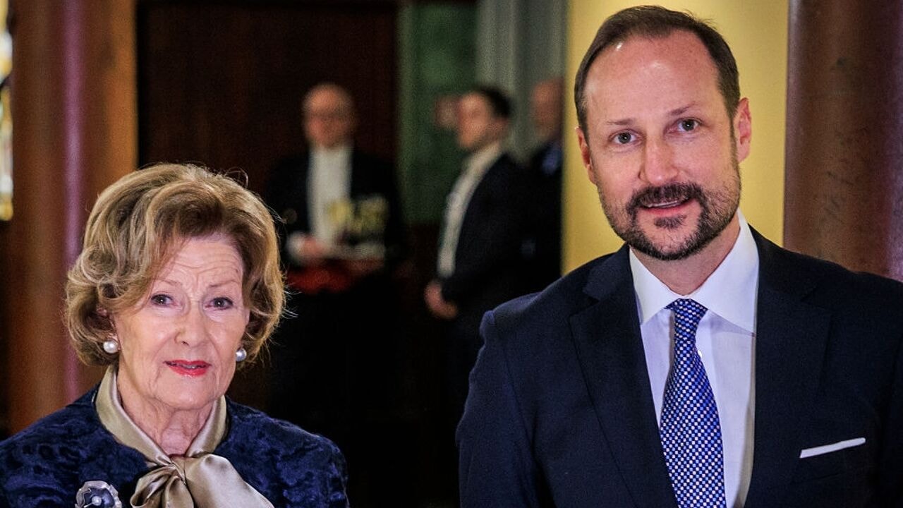 Sonja zoekt haar plek, Haakon draait overuren: Noorse royals pikken de draad weer op