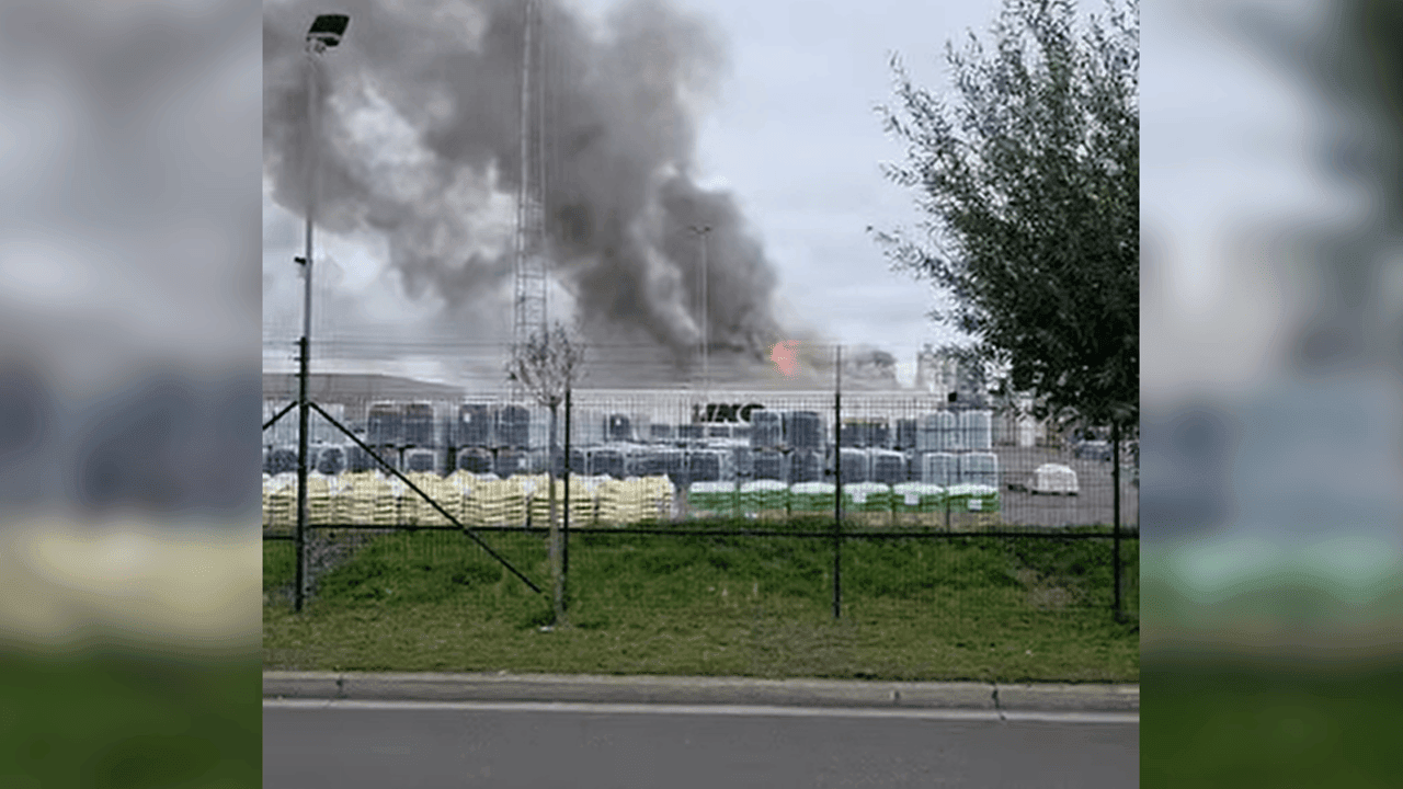Hevige brand in bedrijfsloods in Antwerpen geblust: technisch defect vermoedelijk de oorzaak