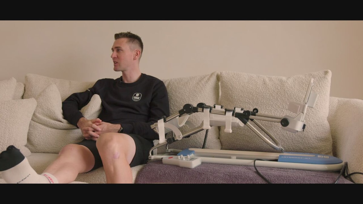 Toon Aerts heeft nog lange weg te gaan na zware val: "Al wel gedacht om te stoppen met koersen"