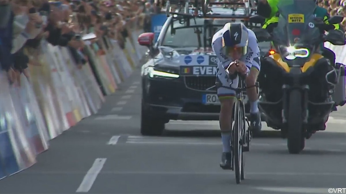 Remco Evenepoel verplettert iedereen in de Chrono des Nations en sluit zijn seizoen in schoonheid af: "Dit belooft veel goeds"