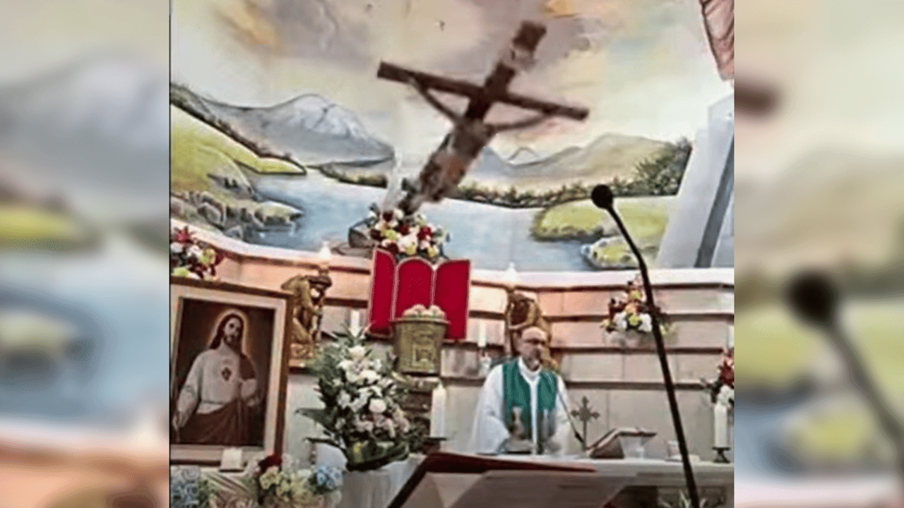 Priester in Ecuador overleden nadat groot kruisbeeld op hem valt tijdens mis