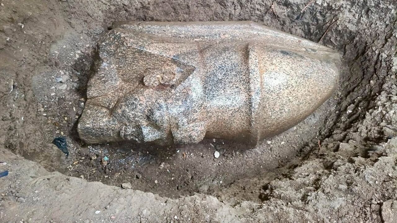 Man vindt 2 standbeelden van farao Ramses II in zijn tuin in Nijldelta