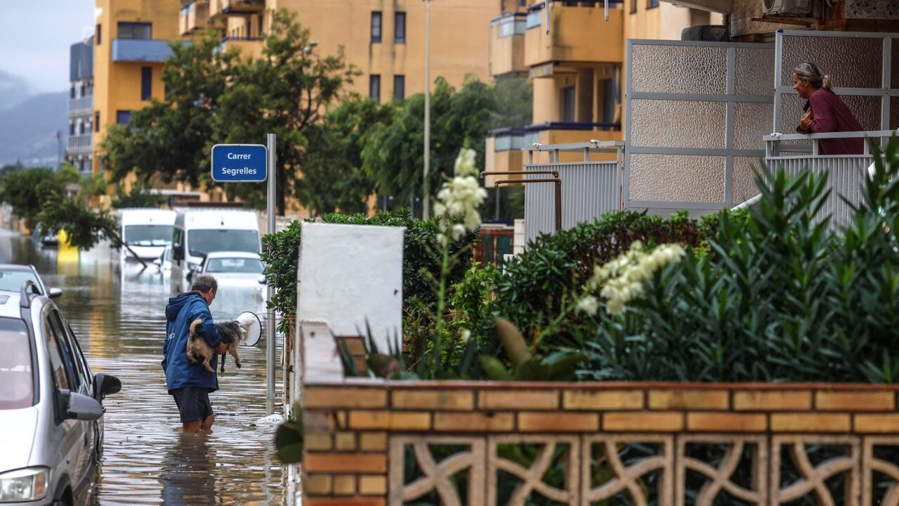 Overstromingen leggen openbaar leven lam in oosten Spanje: 4 doden, mensen wachten op dak op evacuatie