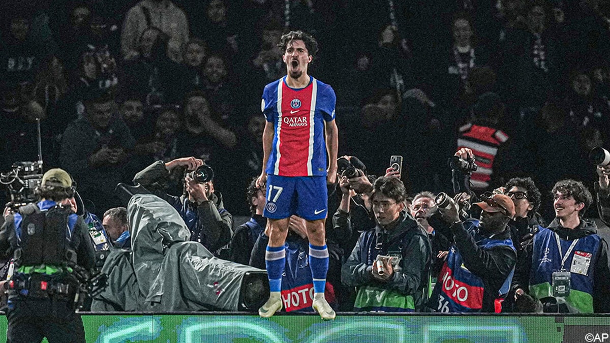 PSG viert in topaffiche met zes goals en flitsende sterren: titelverdediger klopt Barcelona in spectaculair slot