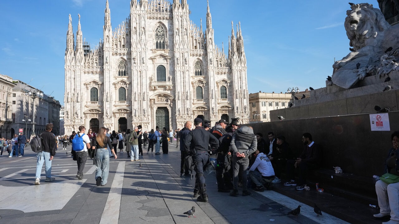 Rome stuurt 500 militairen naar Milaan, Carrefour verlaagt verwachtingen door onrust in Frankrijk