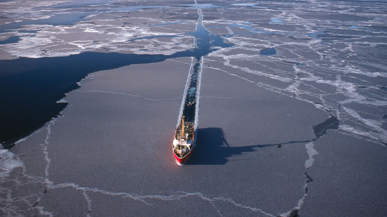 Onderzeese kabels bewaken en ijsbrekers: zo wil EU tegen VS, Rusland en China opboksen in Noordpoolgebied