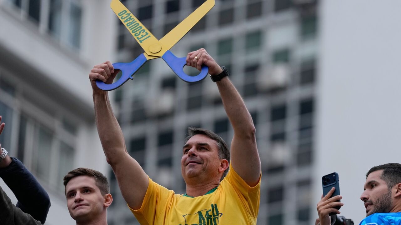 Knippen in milieuregels en steun voor ontbossers: dit lot wacht de Amazone als Flávio Bolsonaro morgen verkozen wordt