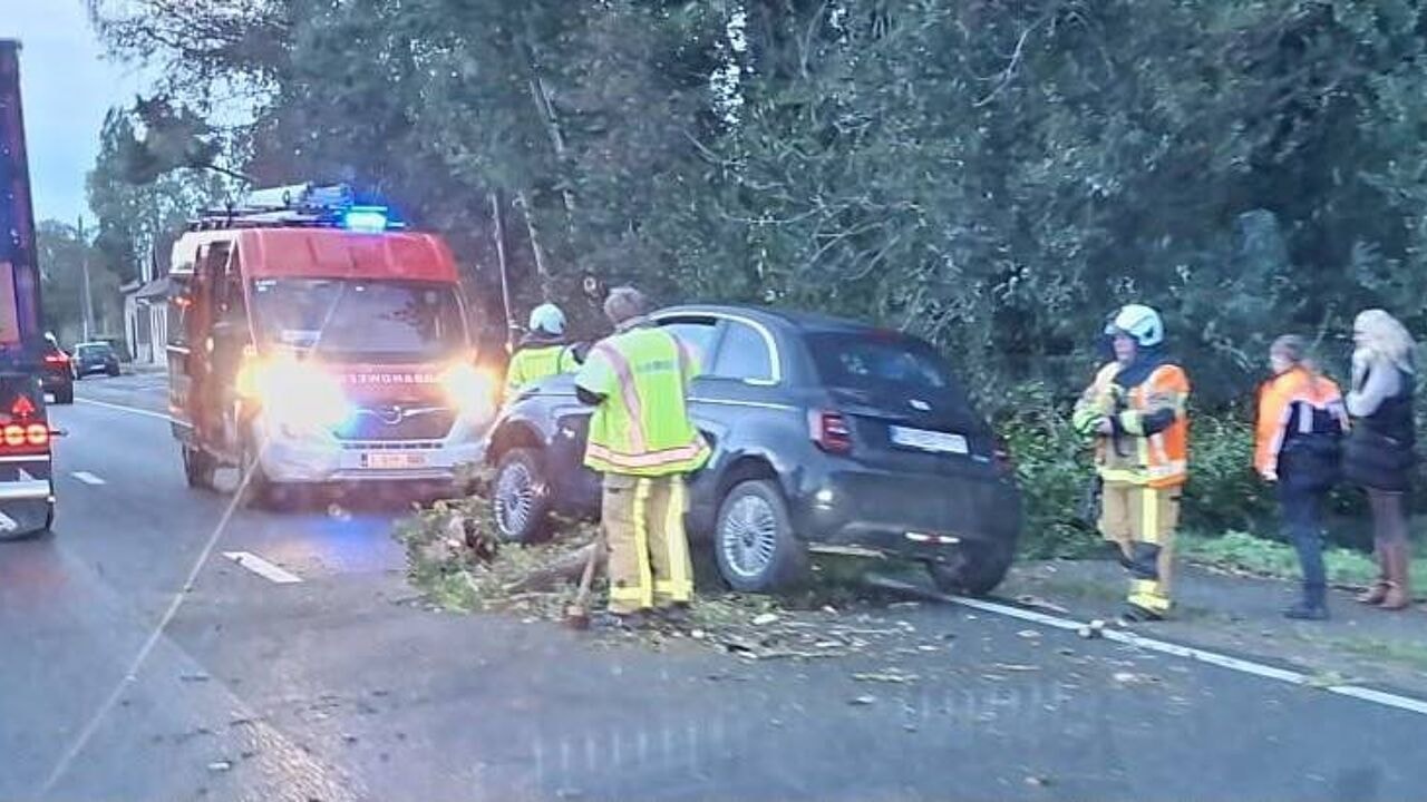 KMI verwacht krachtige windstoten, 161.000 gezinnen zonder stroom in Frankrijk