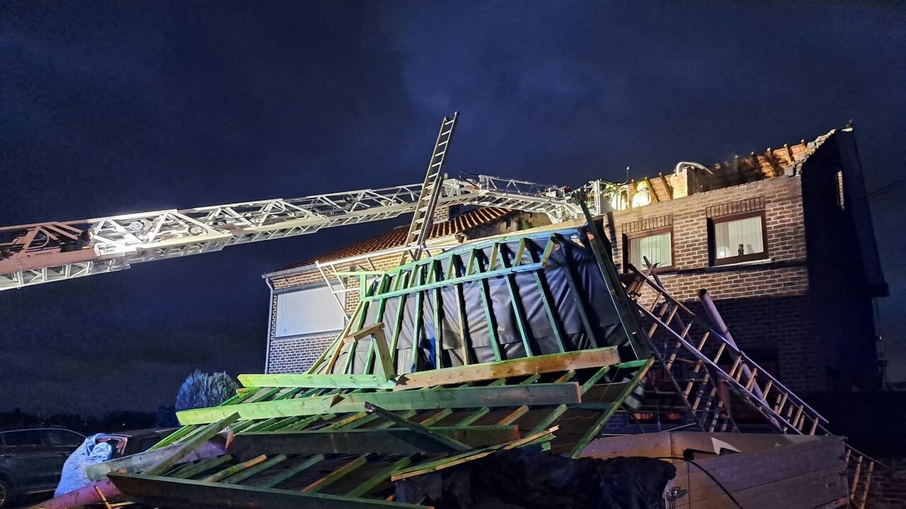 Gloednieuw dak van huis gewaaid in Waltwilder, telefoonnummer 1722 tijdlang overbelast