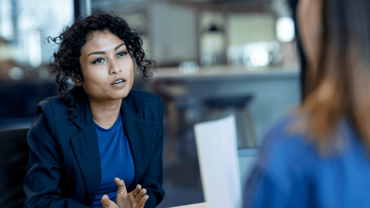 Neen, vrouwen zijn niet slechter in opslag vragen: "Ze worden wel sneller als agressief of 'de bitch' gezien"