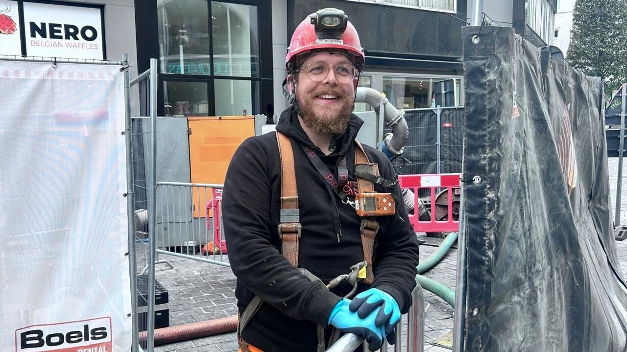 "Ik kom opvallend veel condooms tegen": Michael duikt in riool in Hasselt om aangekoekt vet weg te spuiten